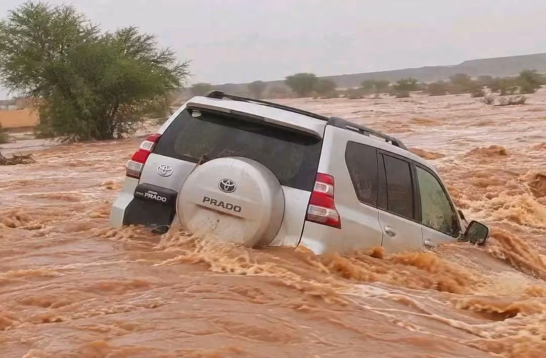 العثور على جثمان سائق جرفته السيول في بلدية الطواز