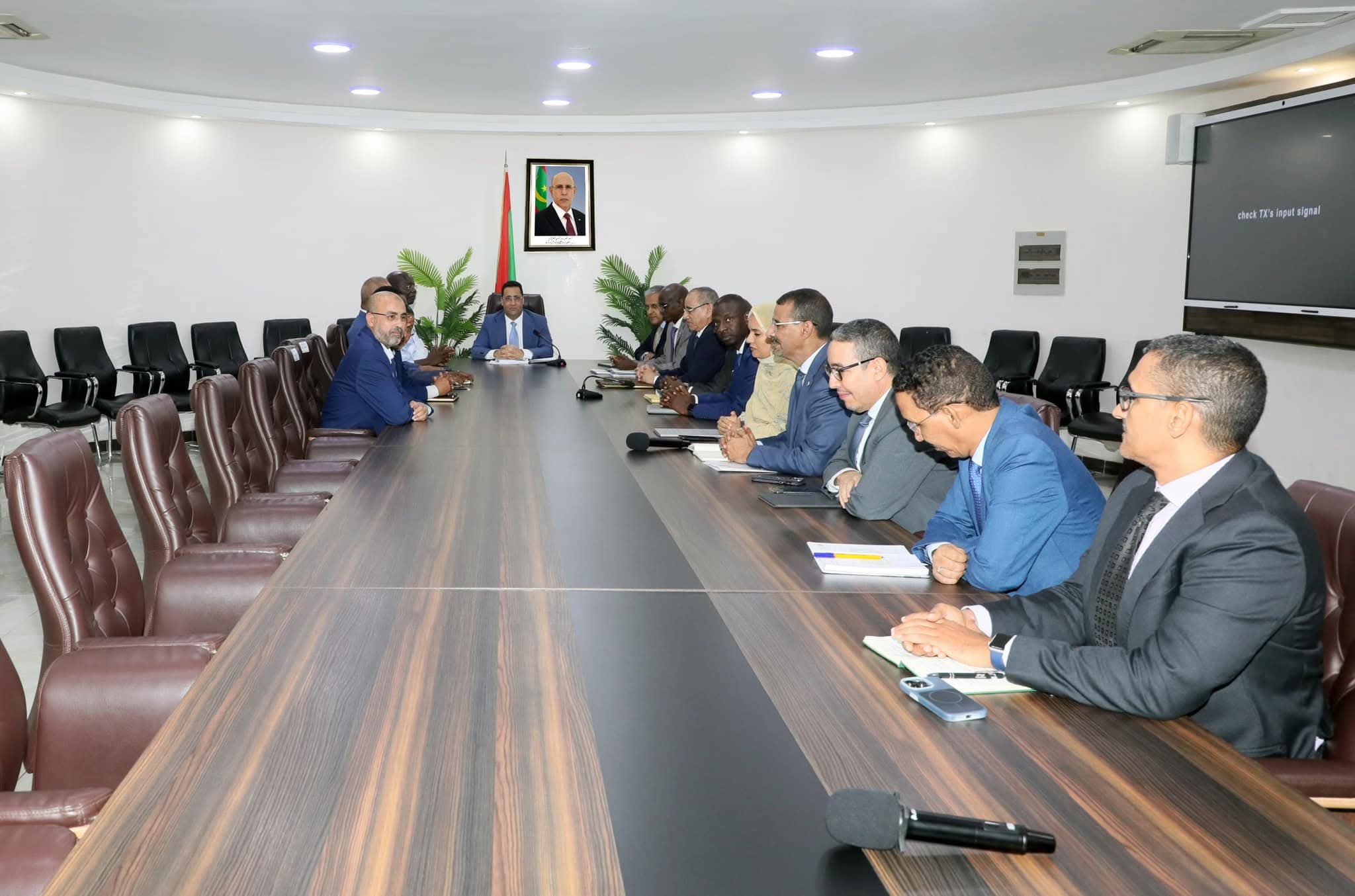 الوزير الأول يجتمع بأعضاء اللجنة الوزارية لتنفيذ توصيات لجنة التحق